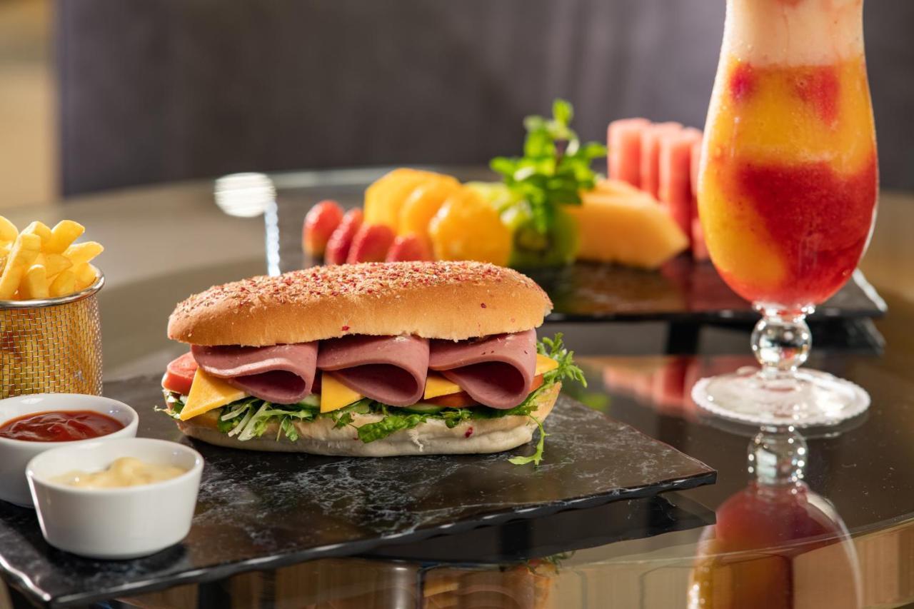 밀레니엄 마카 알 나심 호텔 메카 외부 사진 A sandwich with ham and cheese