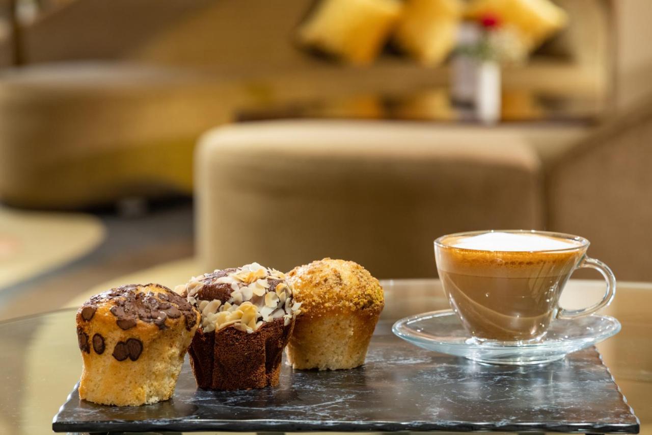 밀레니엄 마카 알 나심 호텔 메카 외부 사진 Coffee and three different types of muffins
