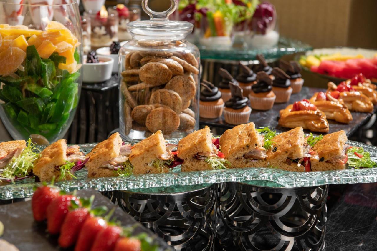 밀레니엄 마카 알 나심 호텔 메카 외부 사진 A buffet at a luxury hotel